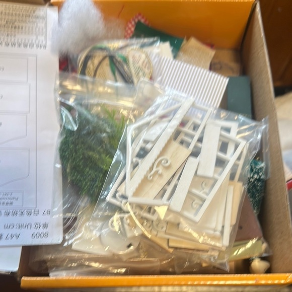 Holiday Time Green and Red Festive Decor Dollhouse Kit #8009 - Picture 6 of 14